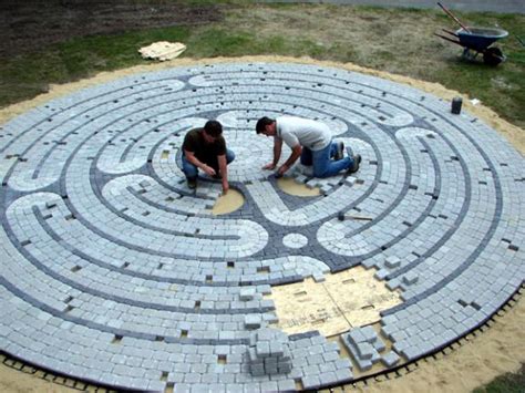 How To Make An Outdoor Garden Labyrinth How Tos Diy