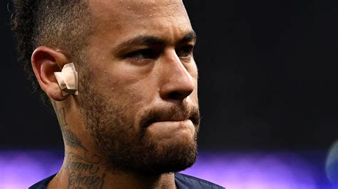 תמונה אחת של כוכב הכדורגל עם הדוגמנית הפופולרית מארי. אישה בברזיל טוענת: "ניימאר אנס אותי". הכוכב מכחיש בתוקף