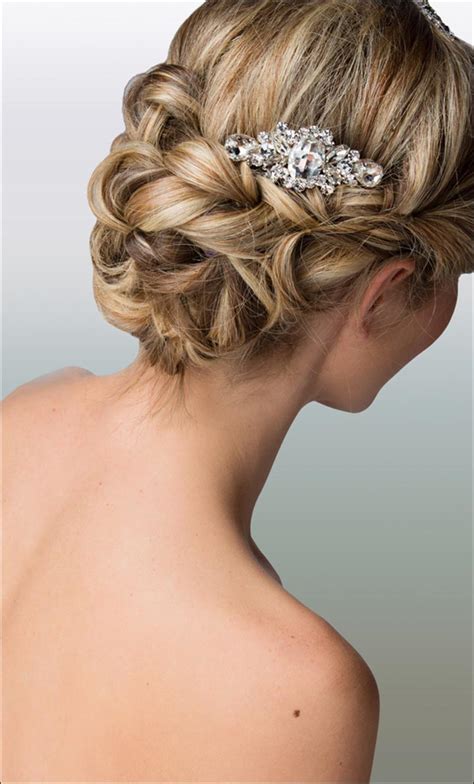 23 Evergreen Romantic Bridal Hairstyles