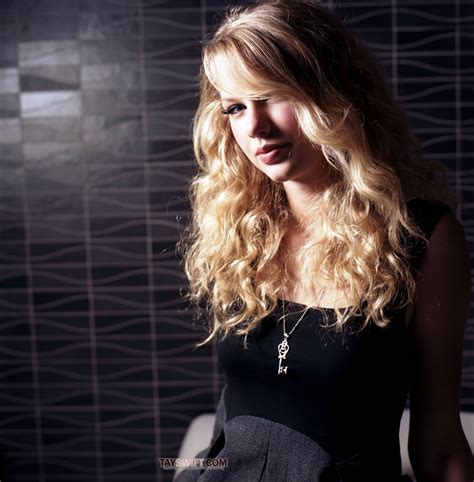Wallpaper Taylor Swift Wanita Berambut Pirang Penyanyi Rambut Keriting 2437x2480