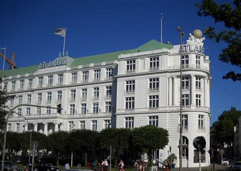 Hier tanzt der rocker für dreharbeiten vor dem hotel atlantic in hamburg, wo er seit 26 jahren wohnt. Hamburg - ein Spaziergang an der Außenalster