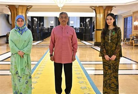 Get your team aligned with. Agong, Queen wear green ribbon badge in support of World ...
