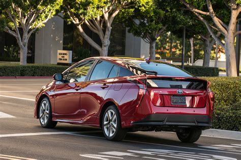 2016 Toyota Prius Named IIHS Top Safety Pick+