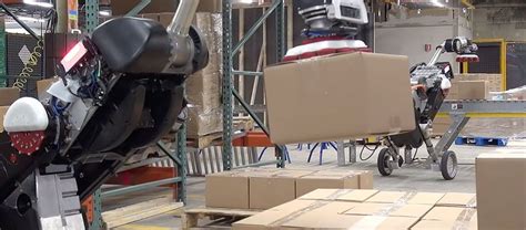 Robot Boston Dynamics Jako Wzorowy Pracownik Magazynu Przenosi I