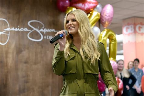 Just In Jessica Simpson Fans Grossed Out After She Peed In The Grass During An Outdoor Photo