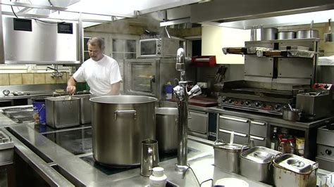 Tal como en los siguientes ejemplos de planimetría de cafeterías pequeñas, la distribución espacial de un restaurante o bar es determinante para su. Cocina / Restaurante / Appenzell / Suiza | HD Stock Video ...