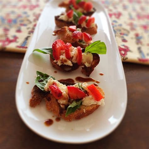 strawberry goats cheese and basil crostinis soul spices kitchen