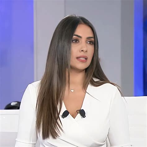 الإعلامية اللبنانية الجميلة راوية القاسم مذيعة قناة العربية إطلالة يوم الأحد 12 9 2021