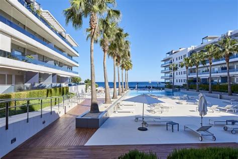 El bali beach es un hotel de 4 estrellas próximo a la playa den bossa en la isla de ibiza, en la que podemos encontrar el famoso bora bora y la no menos conocida terraza del. Exclusivo apartamento situado en Ibiza Royal Beach en Playa d'en Bossa