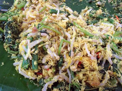 Aneka sayuran seperti bayam, toge. Masakan Khas Jawa Timur: urap urap khas jawa timur