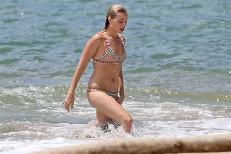 Margot Robbie Topless Candids In Hawaii