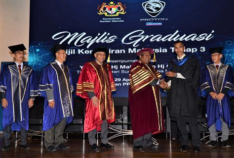 Sijil kemahiran lagi bagus daripada degree? 258 kakitangan Proton terima Sijil Kemahiran Malaysia (SKM ...