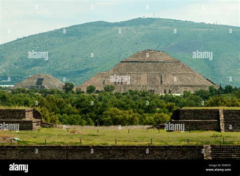 Pyramids Of The Moon And Sun Teotihuacan Mexico Stock Photo Alamy