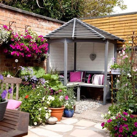 Courtyard Garden With Corner Arbour Garden Decorating Style At Home