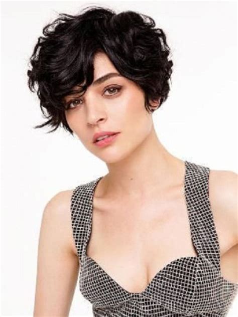 Look how great a bob can make your natural curls look! 17 Effortless Chic Short Haircuts for Thick Hair | Styles ...