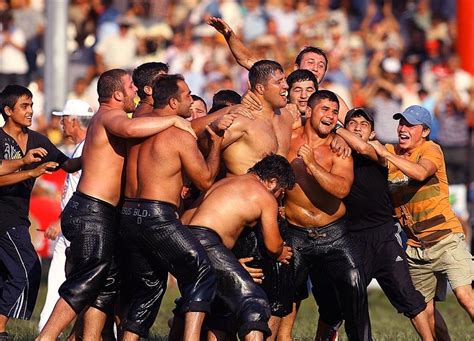 Lotta scivolosa in Turchia È il wrestling oliato Gay it