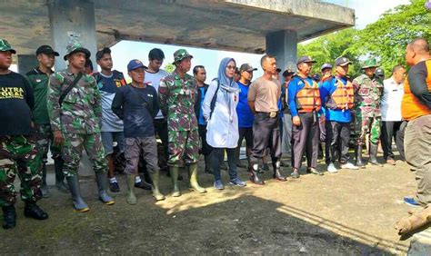 Ibu rumah tangga, pengguna buang sampah. Cegah Banjir, Warga Jangan Buang Sampah Sembarangan di ...