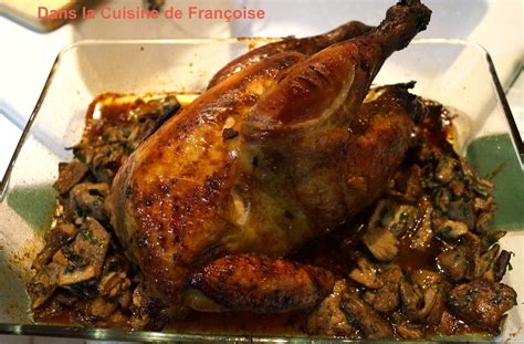 Pintade Rôtie avec des Champignons Dans la Cuisine de Françoise