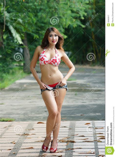 Jonge Mooie Aziatische Vrouw In Rode Bikini Met Korte Broek Stock