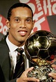 Ronaldinho recibe el Balón de Oro 2005 - AS.com