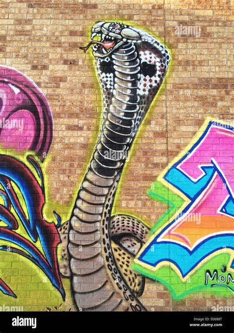 Increíble Arte Graffiti De Una Cobra En Una Pared De Un Centro