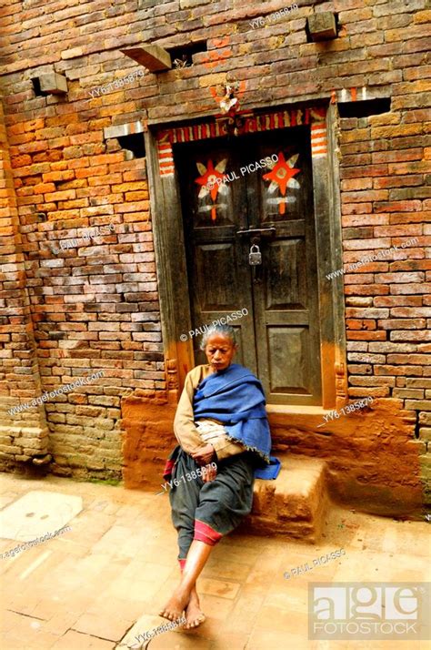 Old Lady Sleeping The Nepalis Life In Kathmandu Kathmandu Street