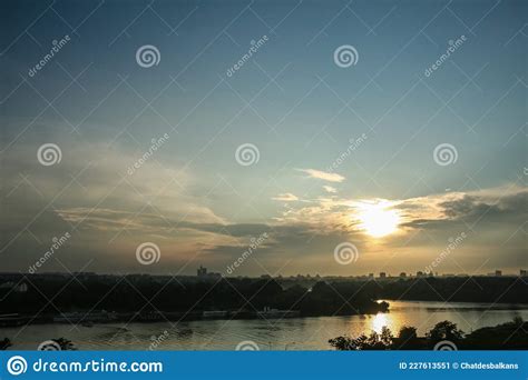 Sonniger Sonnenuntergang Im Sommer Durch Den Zusammenfluss Zwischen Der