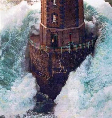 The Story Behind The Lighthouse Keeper The Huge Wave And Photographer