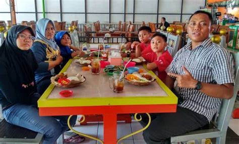 Bebek songkem merupakan olahan makanan bebek yang dimasak dengan di bungkus daun pisang, seperti di pepes, namun yang. 10 Alamat Nasi Bebek Sinjay di Jakarta Selatan Pusat Utara ...
