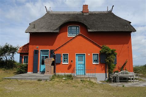 Der fußläufig in wenigen minuten erreichbare see lädt zum baden ein, das angrenzende stadtzentrum zum eis essen oder einfach nur zum bummeln. Rotes Haus in Heiligenhafen Foto & Bild | architektur ...