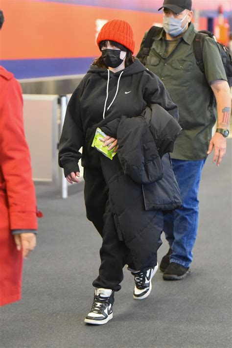 Billie Eilish Arrive At Jfk Airport In New York 12132021 • Celebmafia