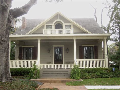 This course covers the topic of adding roofs, roof framing, and detailing with revit: The OtHeR HoUsToN: BUNGALOW ROOFS, EAVES, GABLES & TRIM ...