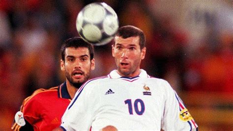 Zinedine zidane, real madrid'deki görevinden istifa etti. Real Madrid: Zinédine Zidane bezeichnet Pep Guardiola als ...