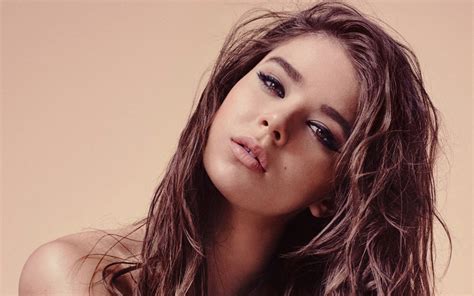 Download Face Brown Eyes Brunette American Actress Celebrity Hailee