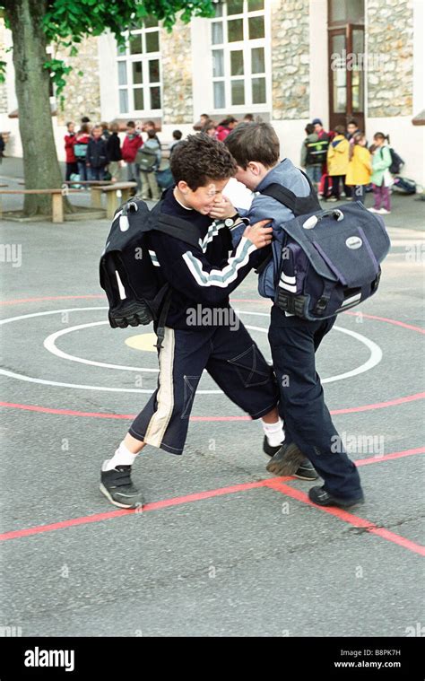 School Boys Fighting Fotos Und Bildmaterial In Hoher Auflösung Alamy