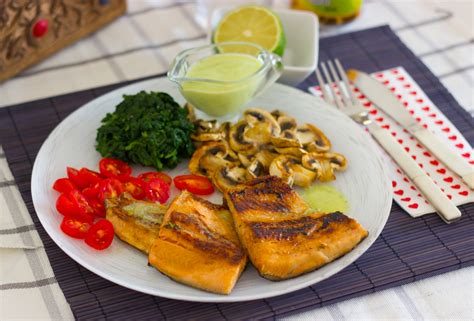 Receta de canapé para cocinar con niños de pepino y atún. Trucha marinada con salsa de albahaca, receta paso a paso