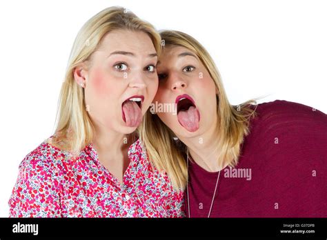 Zwei Mädchen Die Zunge Heraus Stockfotografie Alamy