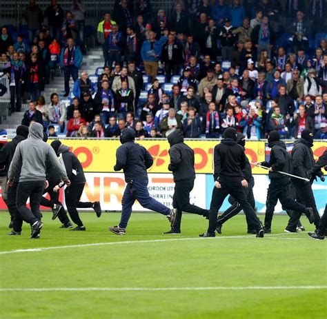 Tritt seit 1900 vor den ball. Holstein Kiel - FC St. Pauli: Chaoten stürmen vor dem ...