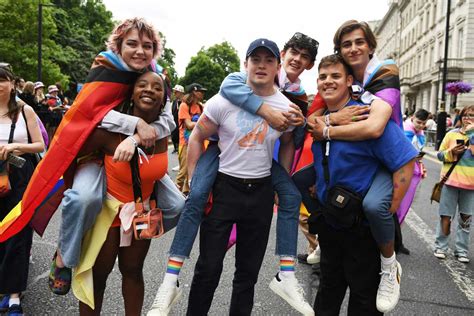 Heartstopper Cast Drowns Out Anti Lgbtq Protesters At London Pride