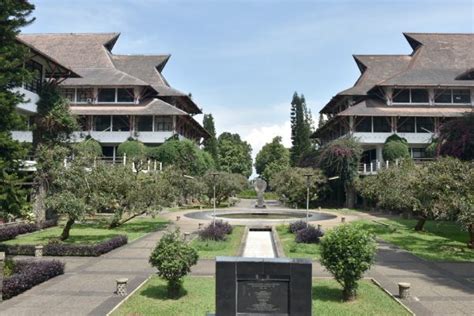 Daftar Universitas Negeri Dan Swasta Terbaik Di Bandung Blog Mamikos