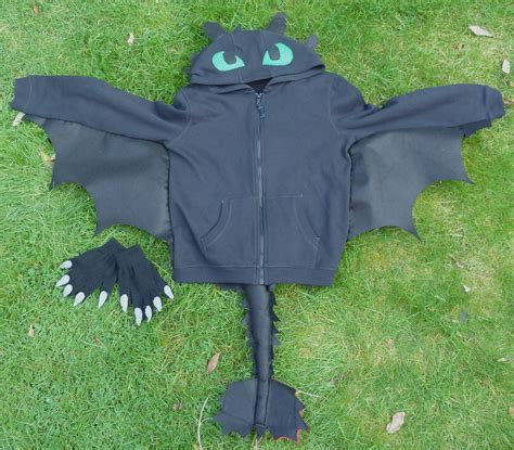 Toothless Costume Made From A Hoodie And Gloves Festa De Dragão