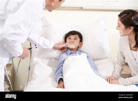 Hijo Hablando A Su Madre En La Cama De Un Hospital Fotos E Imágenes De
