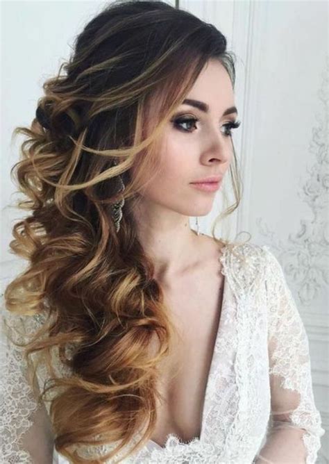 peinados de fiesta linda mujer pelo largo rizado estilo ombre pelo al lado messy wedding hair