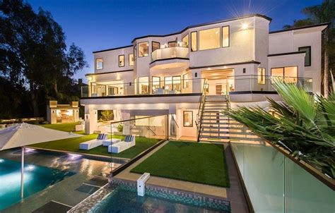 Luxurious Mansion With Striking Entertaining Spaces In Brentwood