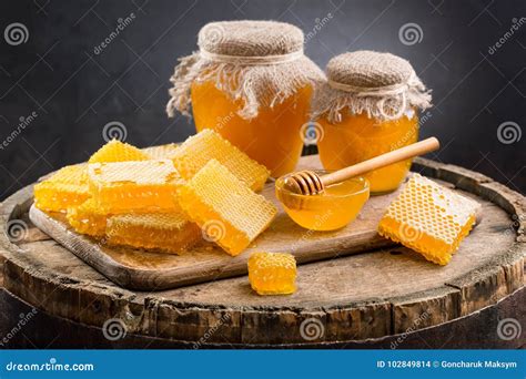 Gläser Honig Und Bienenwaben Stockfoto Bild Von Honig Bienenzucht 102849814