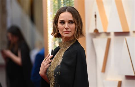 Oscars 2020 Natalie Portman Wears Cape With Names Of Snubbed Female