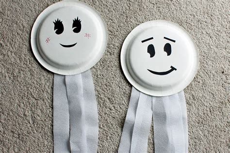 Paper Plate Ghosts Who Arted