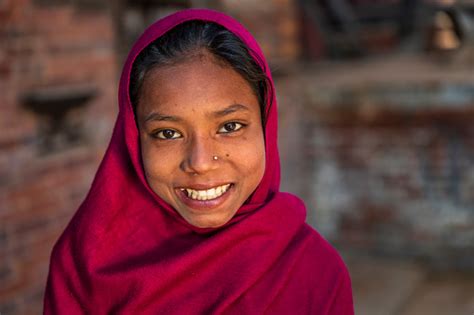 potret gadis muda nepal yang bahagia di bhaktapur nepal foto stok unduh gambar sekarang istock