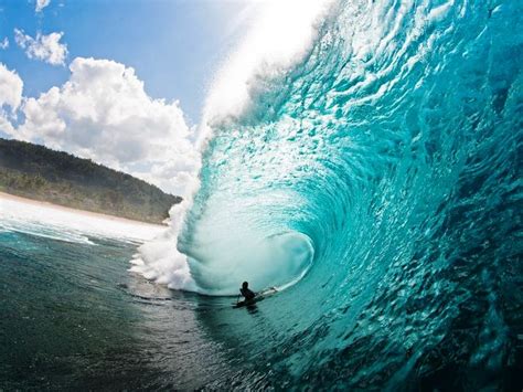 Oahu Hawaii Watch Big Shot Surfers Ride The Big Waves