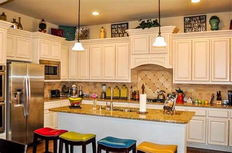 30 Ways To Decorate Above Kitchen Cabinets (23) | KitchenDecorPad
